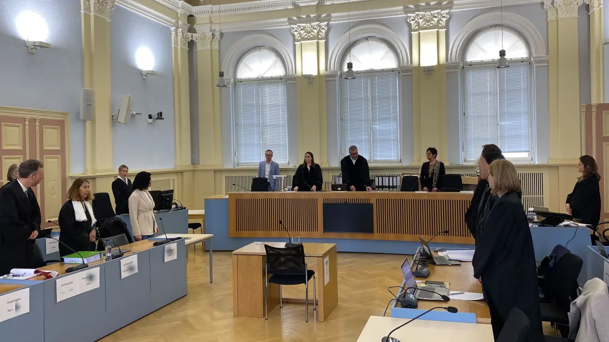 Erneut wird im Schwurgerichtssaal des Hechinger Landgerichts wegen gemeinschaftlichen erpresserischen Menschenraubes verhandelt. Auf der Anklagebank sitzen fünf weitere mutmaßliche Mittäter.