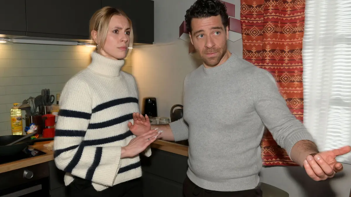 Zoe (Lara Dandelion Seibert) und Carlos (Patrick Heinrich) planen ihre Abreise nach Kuba.