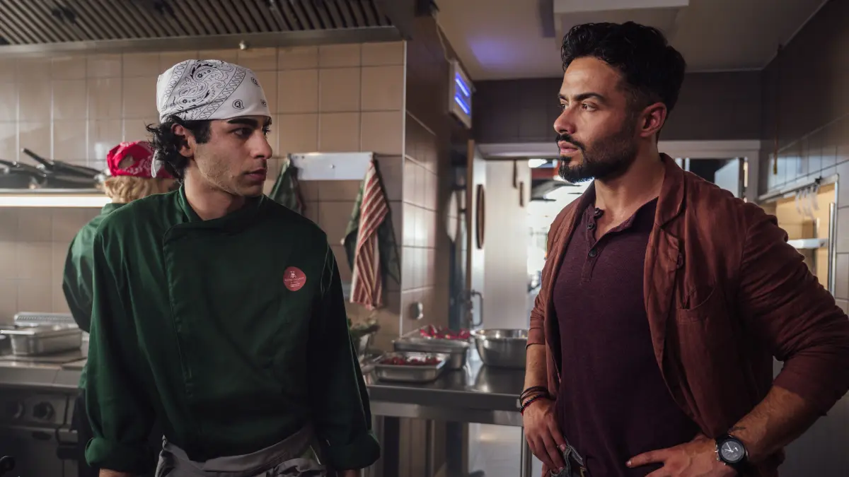 Tayfun Cans (Aram Arami, r.) Bruder Mohammad „Momo“ Can (Doguhan Kabadayi) wird wegen Mordes verdächtigt.