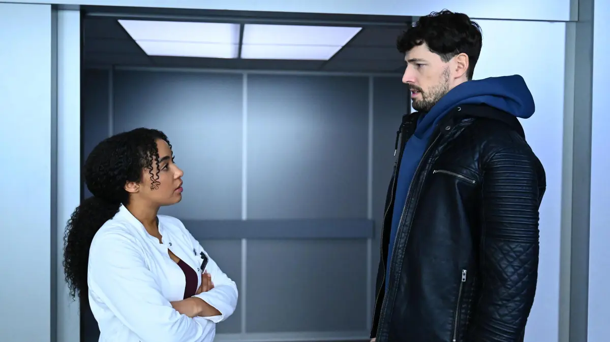 Imani Okana (Féréba Koné) schenkt Mika Köster (Daniel Noah) ihr Vertrauen – doch meint er es wirklich ehrlich?