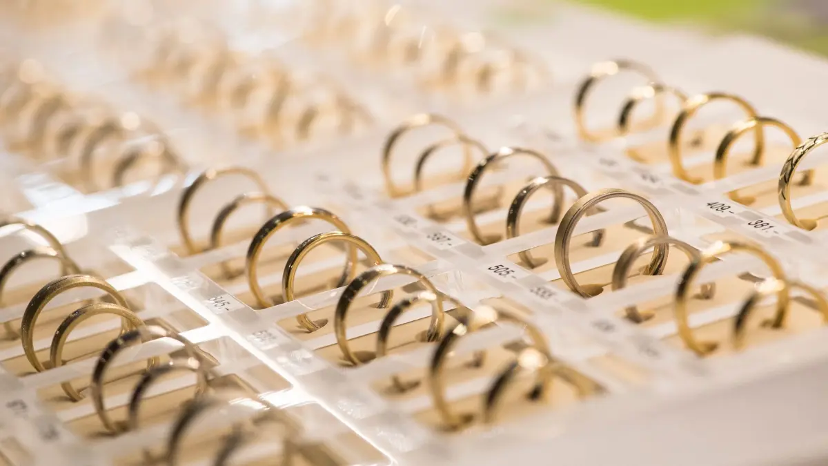 Eheringe liegen bei einer Hochzeitsmesse in einer Vitrine: ARCHIV - Faire Goldringe für die Trauung finden: Am besten gezielt nach Altgold fragen, das in Deutschland recycelt wurde. (zu dpa: «Faires Gold versus Altgold? Nachhaltige Trauringe finden») Foto: Robert Günther/dpa-tmn - Honorarfrei nur für Bezieher des dpa-Themendienstes +++ dpa-Themendienst +++