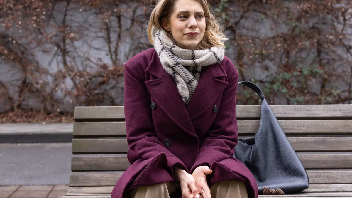 Stella (Bettine Langehein) leidet darunter, dass sie ihren Vater wieder verlieren wird.