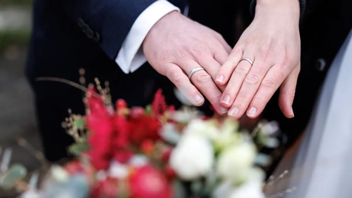 Brautpaar nach der Eheschließung: ARCHIV - Egal, ob erste, zweite oder x-te Hochzeit: Es zählen nicht die Erwartungen von Außenstehenden, sondern nur, was sich das Brautpaar wünscht. (zu dpa: «Nicht das erste Ja: Was bei einer Wiederheirat wichtig ist») Foto: Matthias Balk/dpa/dpa-tmn - Honorarfrei nur für Bezieher des dpa-Themendienstes +++ dpa-Themendienst +++