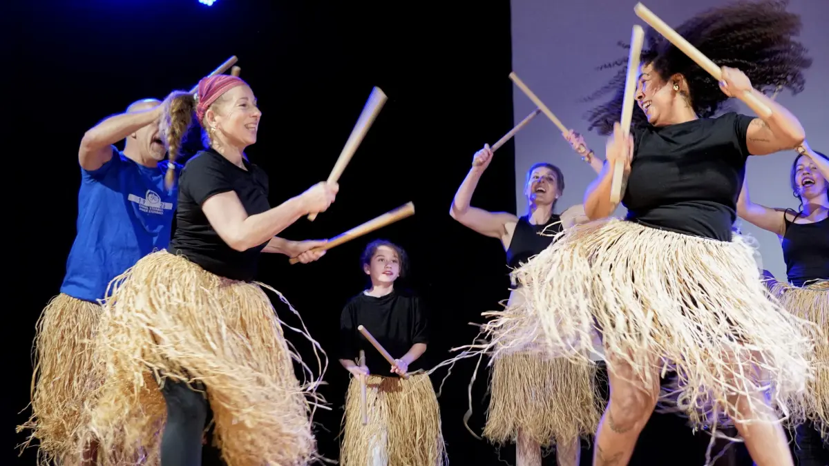 Bewegter geht kaum: Der brasilianische Kampftanz Capoeira gehört zu den besonderen Angeboten beim SC Steinbach und war ein Highlight der Jubiläumsfeier in der Max-Kade-Halle. Foto: Beatrice Schnelle