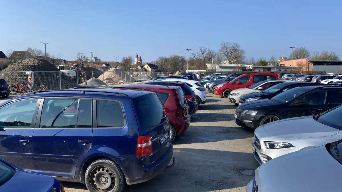 Während der Sanierung des Volksfestplatzes ist das Parken lediglich im hinteren Bereich möglich. Dort gibt es zurzeit nur wenige freie Plätze.