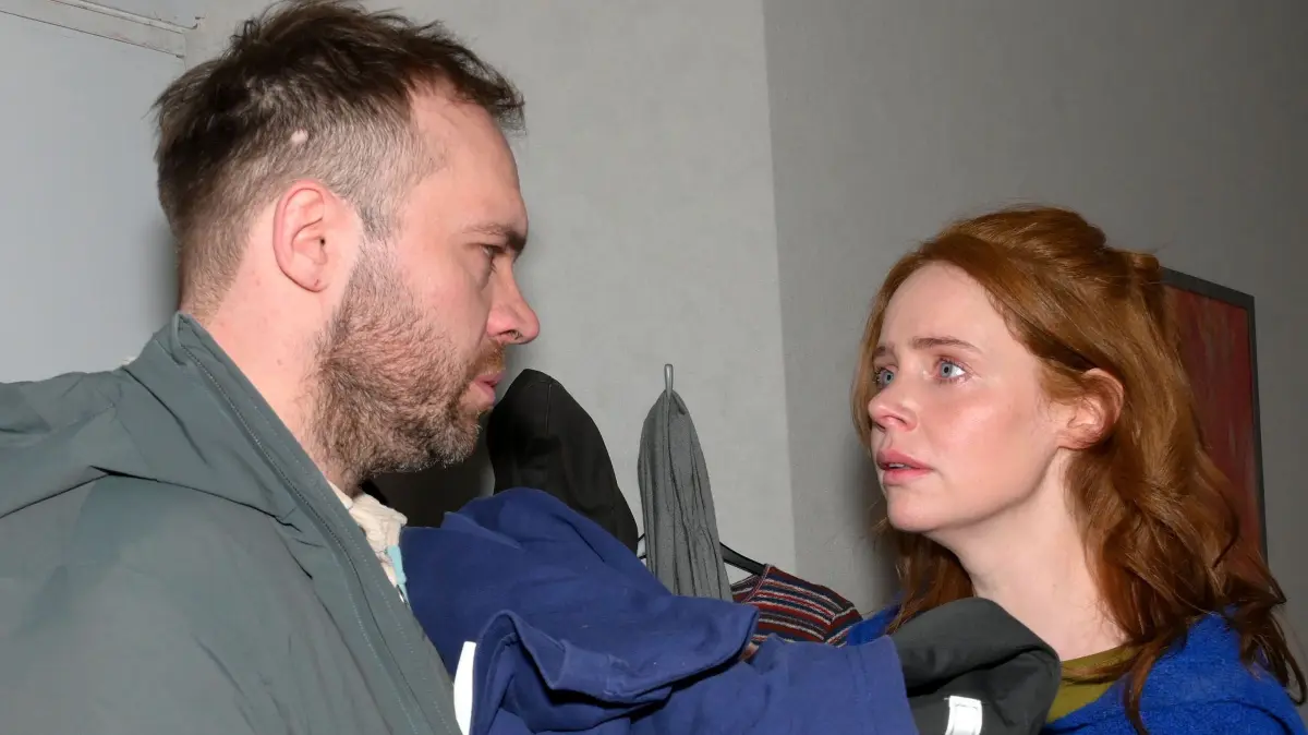 Mit gebrochenem Herzen trennt sich Toni (Olivia Marei) von ihrem Mann Erik (Patrick Heinrich).