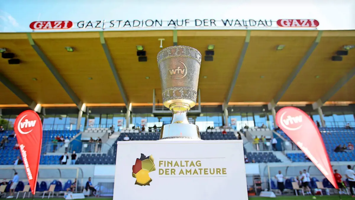 Spor Bilder des Tages Stuttgart , Fußball DB Regio wfv Pokal Finale , TSG Balingen vs. SSV Ulm 1846 , Pokal vor der haupttribüne *** Stuttgart , DB Regio wfv Cup Final , TSG Balingen vs SSV Ulm 1846 , Cup in front of the grandstand