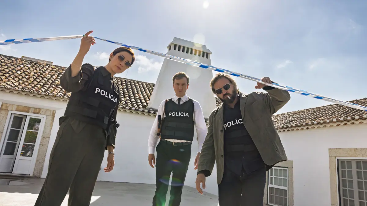 Wie immer wird Europol-Kommissar Leander Lost (Jan Krauter, M.) von Subcomissária Graciana Rosado (Eva Meckbach) und Inspektor Carlos Esteves (Daniel Christensen) unterstützt.