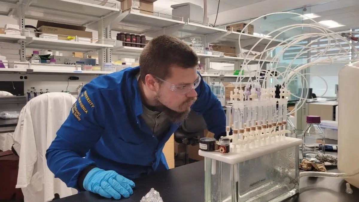 Tilman Schramm, Doktorand in der Gruppe von Daniel Petras und ehemaliger Masterand an der Universität Tübingen, extrahiert gelöste organische Moleküle aus Meerwasserproben für die Massenspektrometrieanalyse. Daniel Petras