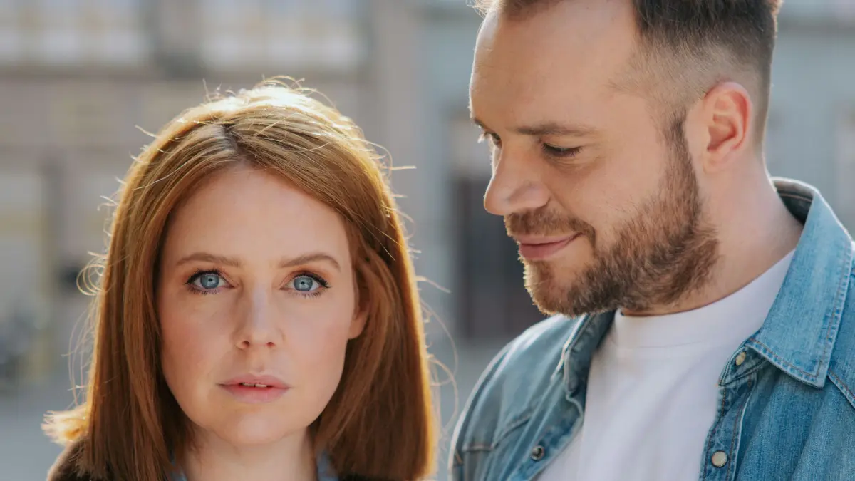 Toni (Olivia Marei) und Erik (Patrick Heinrich) haben sich getrennt.