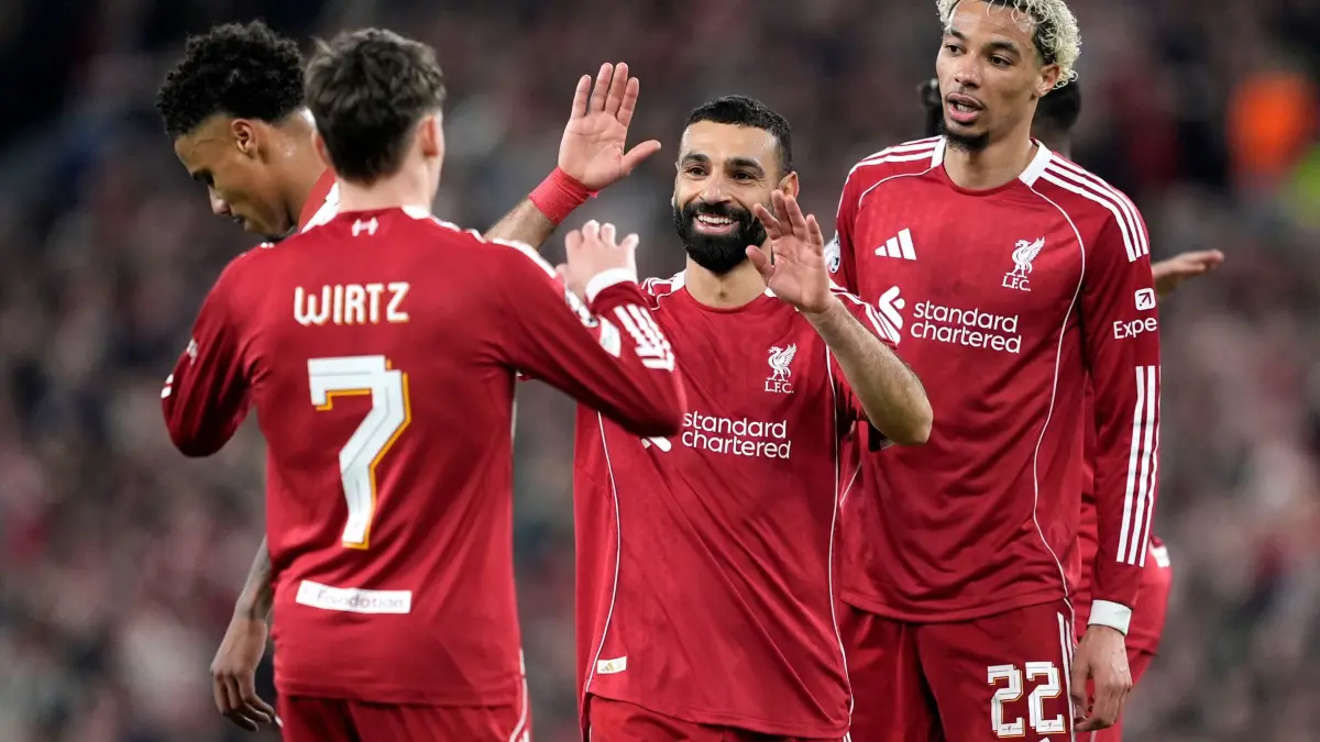 FC Liverpool - Galatasaray Istanbul: 18.03.2026, Großbritannien, Liverpool: Fußball, Männer: Champions League, FC Liverpool - Galatasaray Istanbul, K.o.-Runde, Achtelfinale, Rückspiele, Anfield. Liverpools Mohamed Salah feiert mit Florian Wirtz (l) und Hugo Ekitike seinen Treffer zum 4:0. Foto: Peter Byrne/PA Wire/dpa +++ dpa-Bildfunk +++