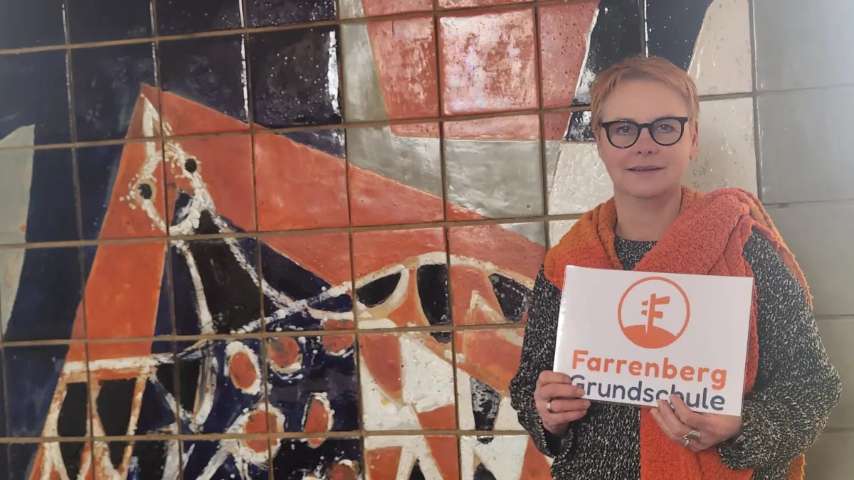 Die Rektorin der Farrenberg-Grundschule, Frauke Kessler-Betz, mit dem neuen Logo der Schule