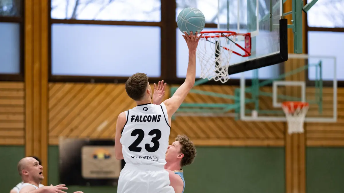 Luis Kirschbaum, (TSG Balingen Falcons, #23) macht den Korb
TSV Lustnau Klub Kartell vs. TSG Balingen Falcons, Basketball, Bezirksliga, 20. Spieltag, Saison 2025/2026, 15.03.2026,
Eibner-Pressefoto/Andreas Ulmer