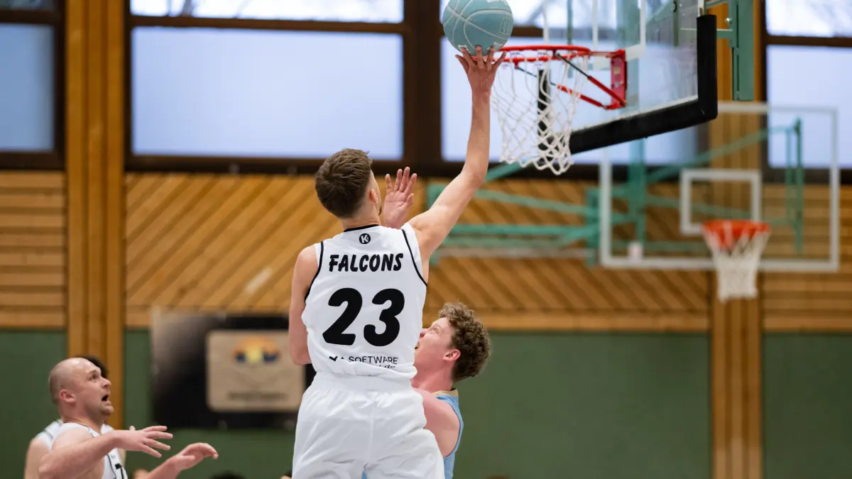 Luis Kirschbaum, (TSG Balingen Falcons, #23) macht den Korb
TSV Lustnau Klub Kartell vs. TSG Balingen Falcons, Basketball, Bezirksliga, 20. Spieltag, Saison 2025/2026, 15.03.2026,
Eibner-Pressefoto/Andreas Ulmer