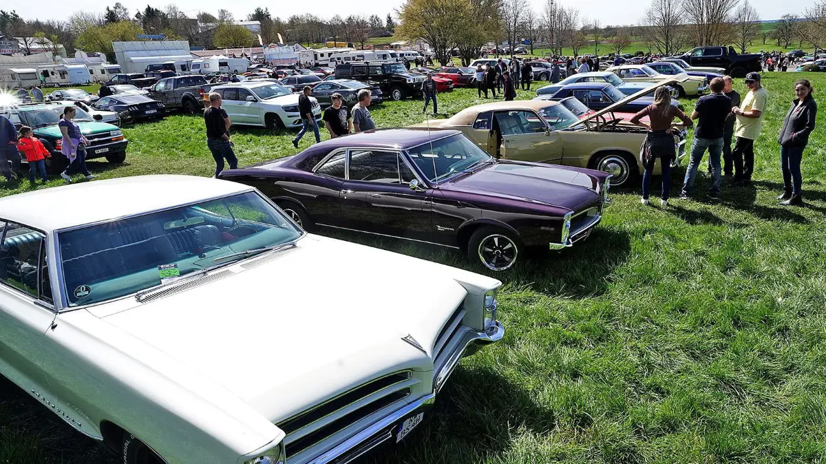 (ohne Überschrift): Vorsicht: Dieses Foto ist möglicherweise nur für den einstigen Verlag Schwäbisches Tagblatt verwendbar. US-Car Treffen in Empfingen 10.4.2023.Bild: Karl-Heinz Kuball