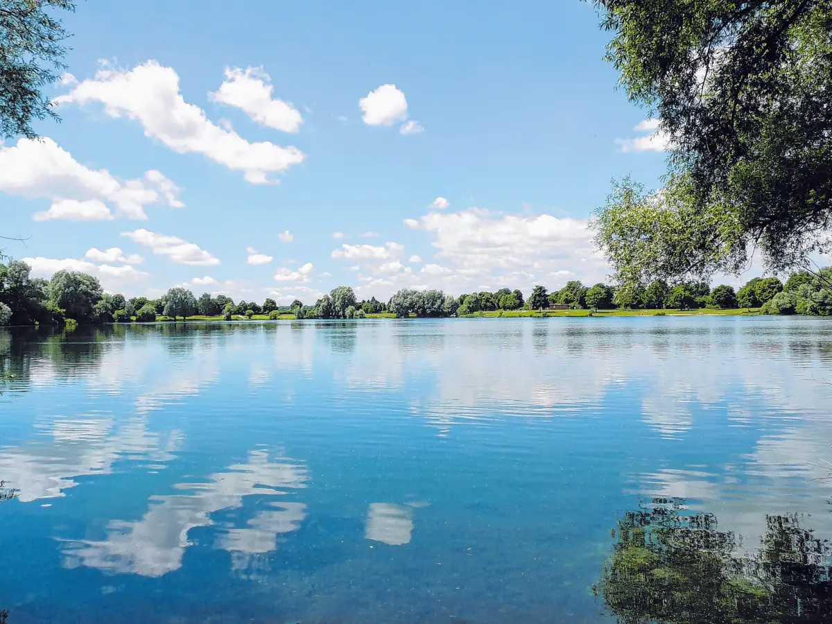 Badesee, Illerauen und markante Hochhäuser: Es ist genau dieser Kontrast, der Ludwigsfeld so reizvoll macht.