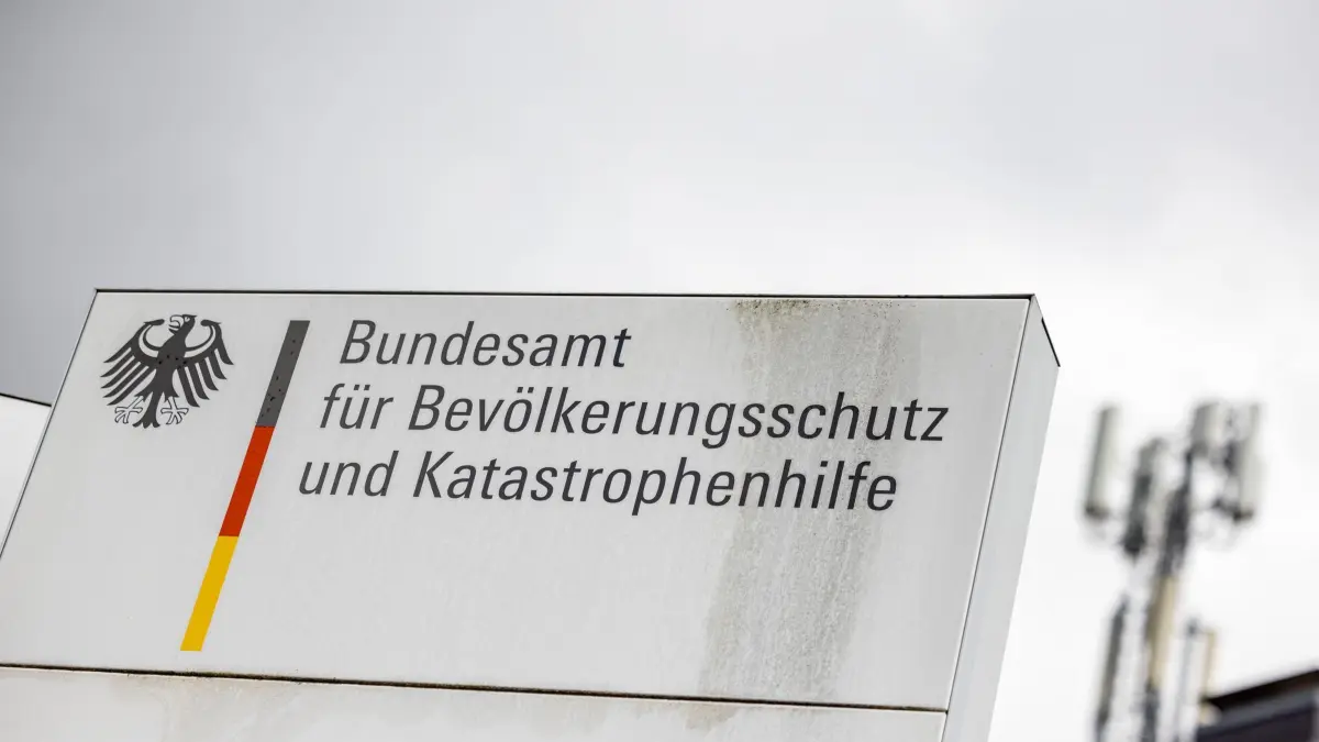 Bundesamt für Bevölkerungsschutz: ARCHIV - 12.09.2024, Nrw, Bonn: Ein Schild mit der Aufschrift «Bundesamt für Bevölkerungsschutz und Katastrophenhilfe» steht vor dem Bundesamt in Bonn. Im Hintergrund ist eine Funkmastanlage auf dem Gebäude zu erkennen. (zu dpa: «Neue Präsidentin für das Bundesamt für Bevölkerungsschutz») Foto: Thomas Banneyer/dpa +++ dpa-Bildfunk +++