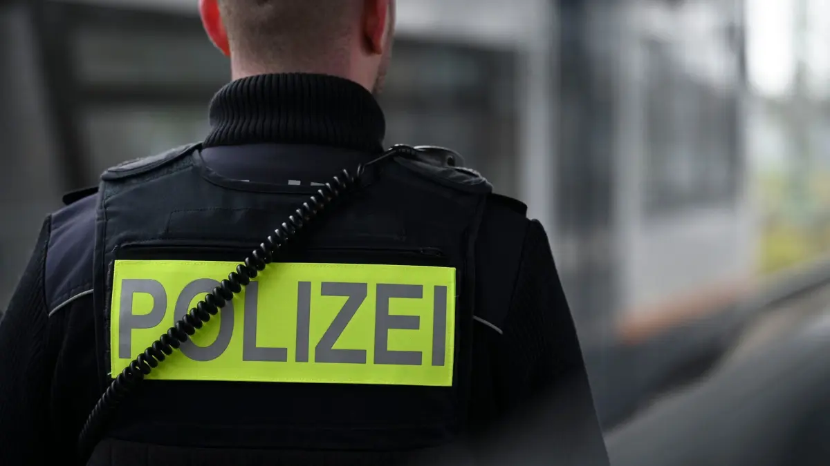 Bundespolizei - Symbolbild: ARCHIV - 17.12.2025, Baden-Württemberg, Kehl: Zwei Bundespolizisten stehen während eines Foto-Termins mit der Deutschen Presse-Agentur auf einem Gleis des Bahnhofs in Kehl. (zu dpa: «Bahnhof Schorndorf gesperrt - Polizeieinsatz läuft») Foto: Katharina Kausche/dpa +++ dpa-Bildfunk +++