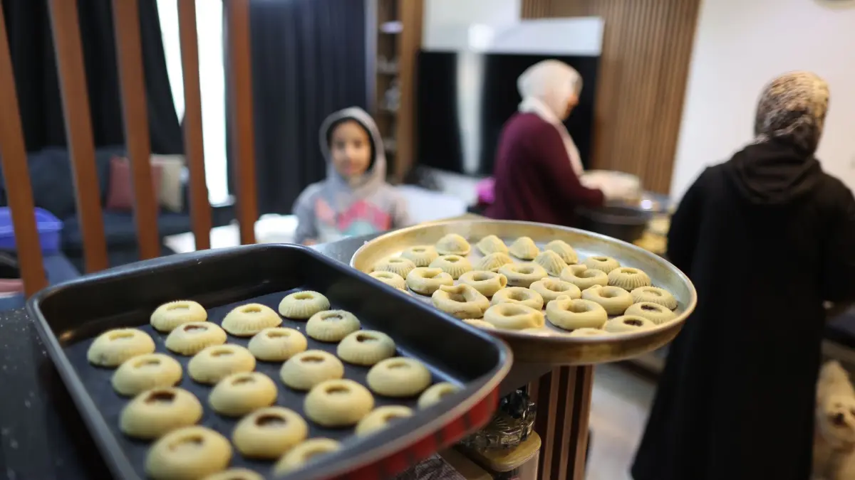 Ägypten - Eid al-Fitr: 18.03.2026, Ägypten, Kairo: Palästinensische Frauen bereiten in einer Wohnung in Neu-Kairo traditionelle ringförmige Eid-Kekse für das Eid al-Fitr vor, das das Ende des muslimischen heiligen Monats Ramadan markiert.
Der palästinensische Flüchtling Alaa Al-Sayyed aus Gaza-Stadt bereitet die Kekse mit einer Gruppe von Frauen zu und nutzt dabei die sozialen Medien, um Kunden aus der in Ägypten lebenden Gemeinschaft des Gazastreifens zu erreichen. Foto: Mohammed Talatene/dpa +++ dpa-Bildfunk +++