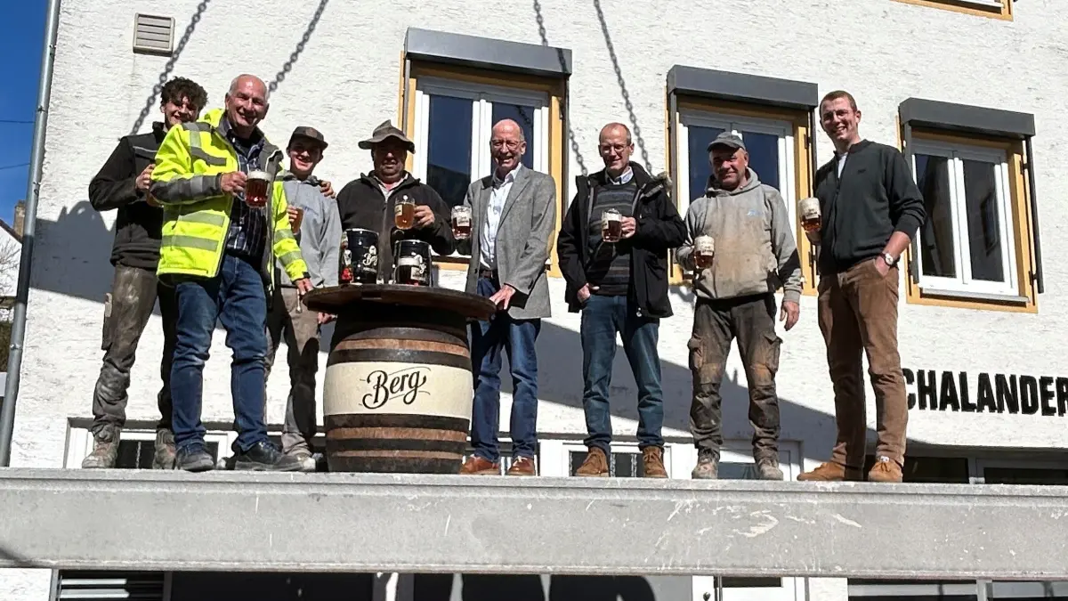 Ein Fass Bier für die Handwerker: die Brauereichefs feiern mit den Handwerkern den Einbau einer neuen Spannbetondecke in das alte Brauhaus.