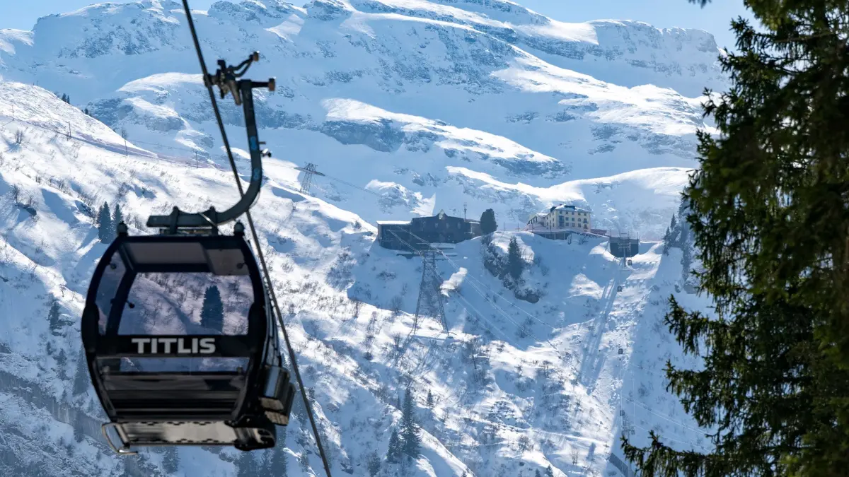 Gondel in Schweizer Skigebiet abgestürzt: 18.03.2026, Schweiz, Engelberg: Eine Gondel der Gondelbahn Engelberg-Titlis Express ist auf der Gerschnialp zu sehen. Im Schweizer Skigebiet Engelberg ist eine Gondel abgestürzt. Foto: Urs Flueeler/KEYSTONE/dpa +++ dpa-Bildfunk +++