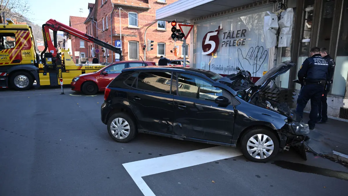 Am Mittwochmorgen gegen 8:00 wurden die Einsatzkraefte auf Die B10 bei Geislingen gerufen. Nach ersten Informationen wollte ein Fahrzeug die B10 Verlassen und uebersah beim Abbiegevorgang ein entgegenkommender PKW und kollidierte mit diesem. Dabei wurden beide Fahrer leicht verletzt. Die B10 musste fuer die Unfallaufnahme teilweise voll gesperrt werden. Die Polizei hat die Ermittlungen aufgenommen.