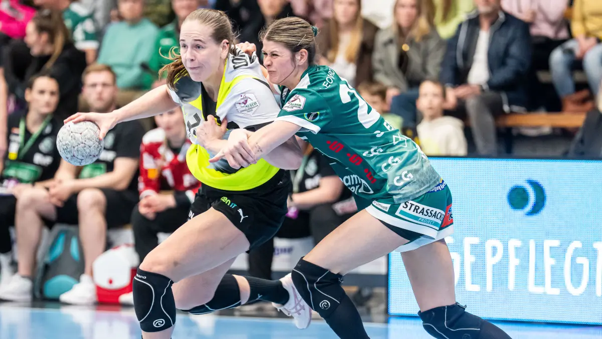 Frisch Auf Goeppingen vs. Borussia Dortmund, Handball, 1. Bundesliga, Spielzeit 2025/2026, 18.03.2026: Guro Nestaker (Borussia Dortmund, #33) im Zweikampf mit Sina Ehmann (Frisch Auf Frauen, #22), Frisch Auf Goeppingen vs. Borussia Dortmund, Handball, 1. Bundesliga, Spielzeit 2025/2026, 18.03.2026
Foto: Eibner-Pressefoto/Michael Schmidt