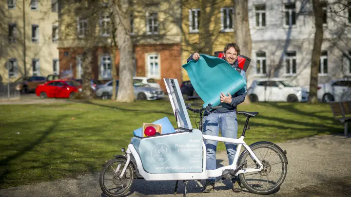 Die Praxis kommt mit dem Lastenrad direkt zum Patienten