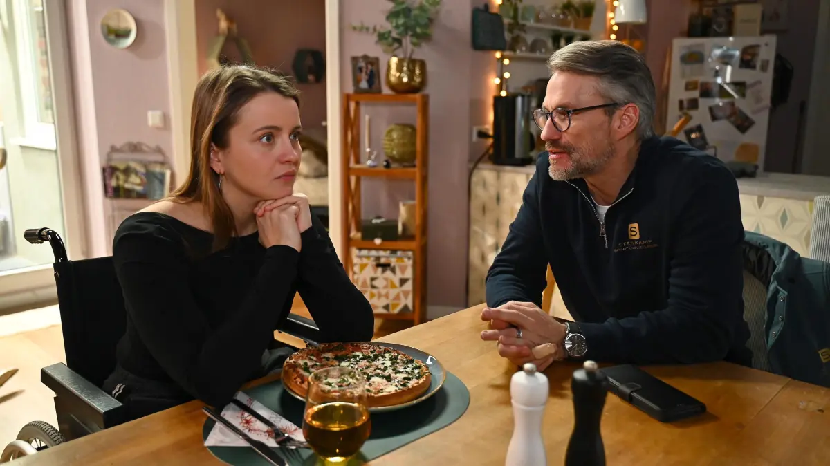 Lucie Ziegler (Julia Wiedemann) öffnet sich ihrem Vater – doch ihr Albtraum trifft Henning mitten ins Herz.