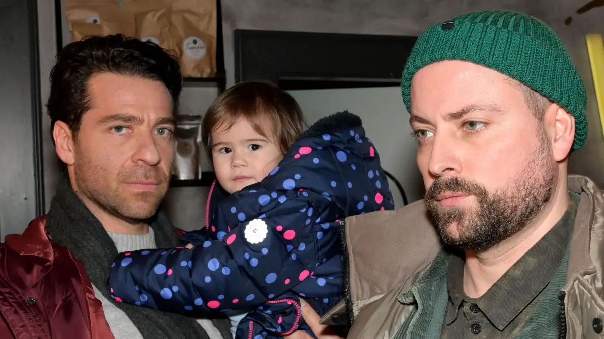 Carlos (Patrick Fernandez) plant seine Flucht mit Clara. John (Felix von Jascheroff) ahnt bislang noch nichts.