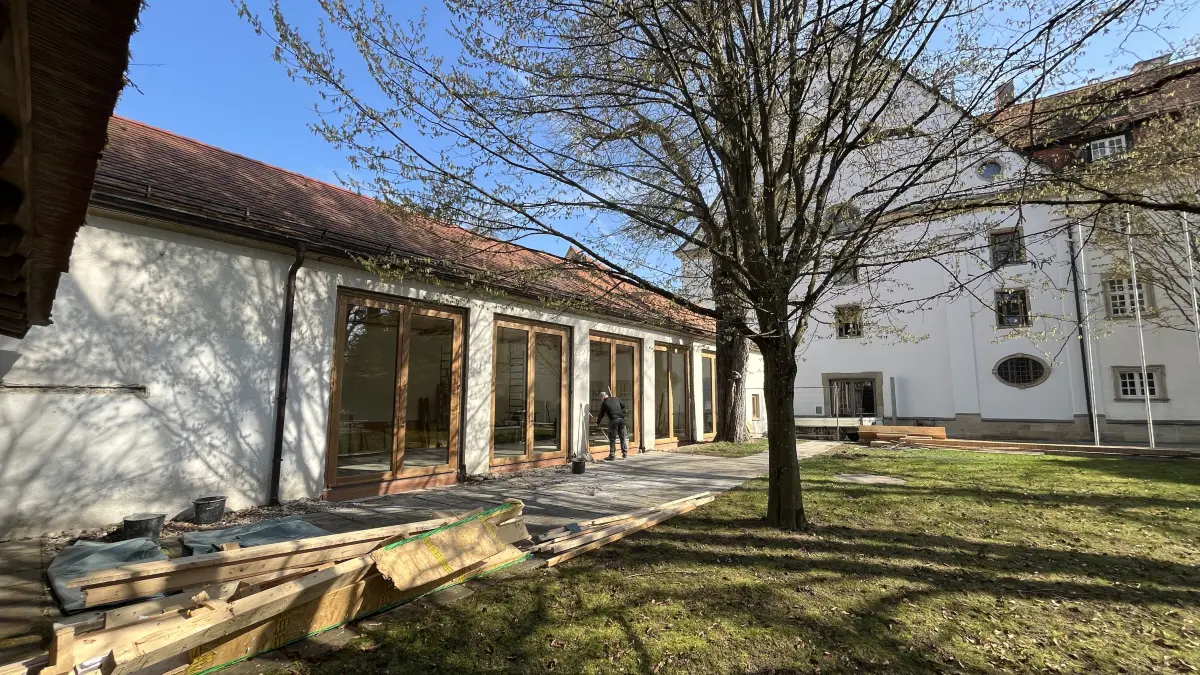 Die Turnhalle im Garten des Diözesanmuseums wird zur Kunstwerkstatt umgebaut