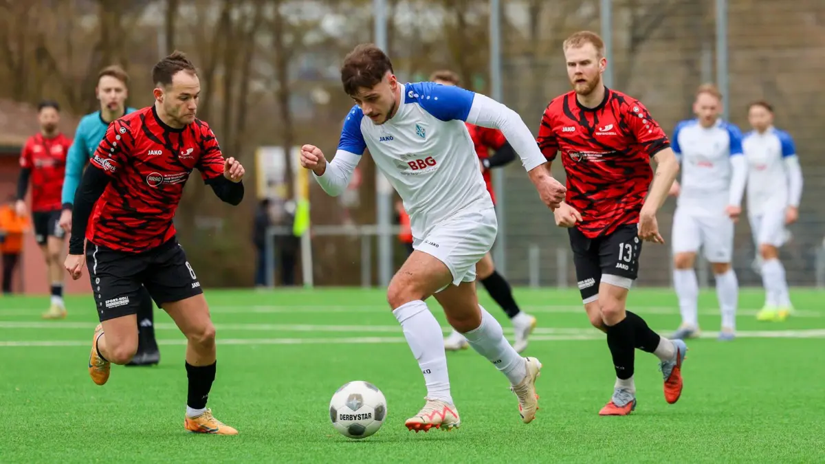 Fabian Falzone (TSV Bad Boll #08), Adrian Koertge Corral (SV Boeblingen #26) und Moritz Seltenreich (TSV Bad Boll #13), SV Boeblingen - TSV Bad Boll., Fussball, Herren, Landesliga 2, 18. Spieltag, Saison 2025/2026, 15.03.2026,
Foto: DROFITSCH/EIBNER