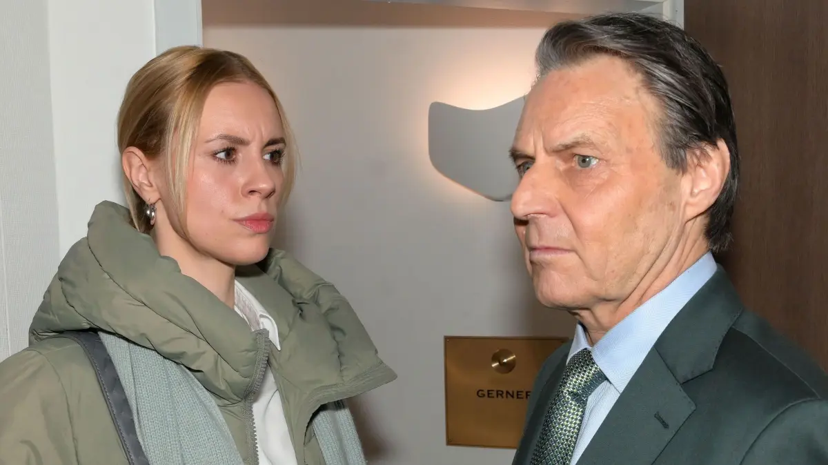 Zoe (Lara Dandelion Seibert) erklärt Jo Gerner (Wolfgang Bahro) nach der Festnahme den Krieg.