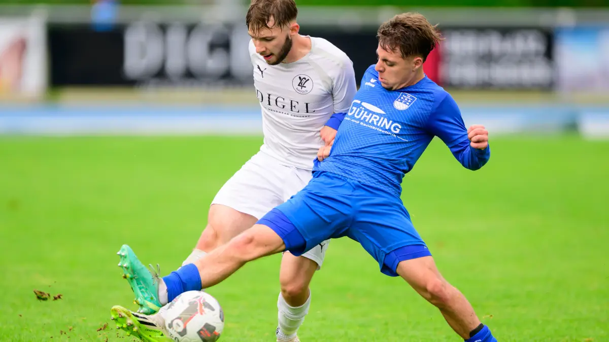 Jonathan Baumann (links, VfL Nagold II) im Zweikampf mit Nico Gulde (TuS Ergenzingen). Gulde wird im Sommer für die SG Empfingen spielen.