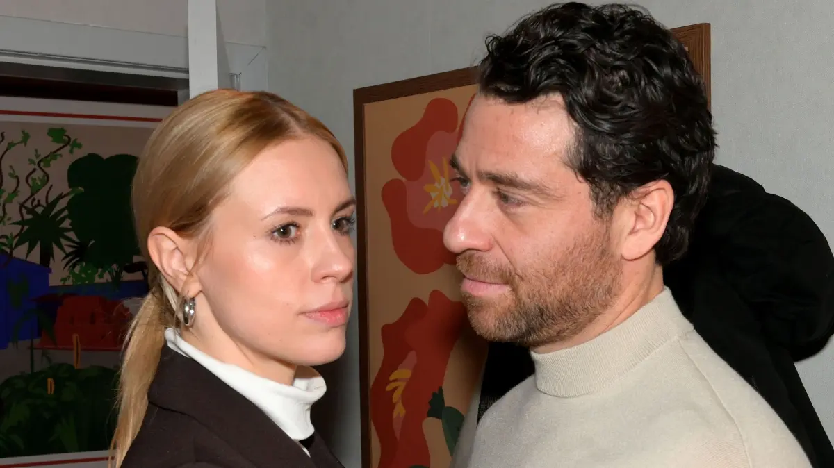 Die frische Ehe von Zoe (Lara Dandelion Seibert) und Carlos (Patrick Fernandez) wird immer wieder auf die Probe gestellt.
