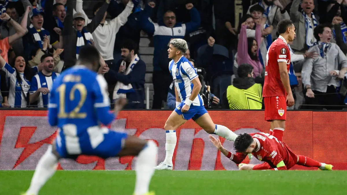 FC Porto's Brazilian forward #07 William Gomes celebrates scoring the opening goal during the UEFA Europa League last 16 second leg football match between FC Porto and VfB Stuttgart at Dragao Stadium in Porto, on March 19, 2026. (Photo by Miguel RIOPA / AFP)