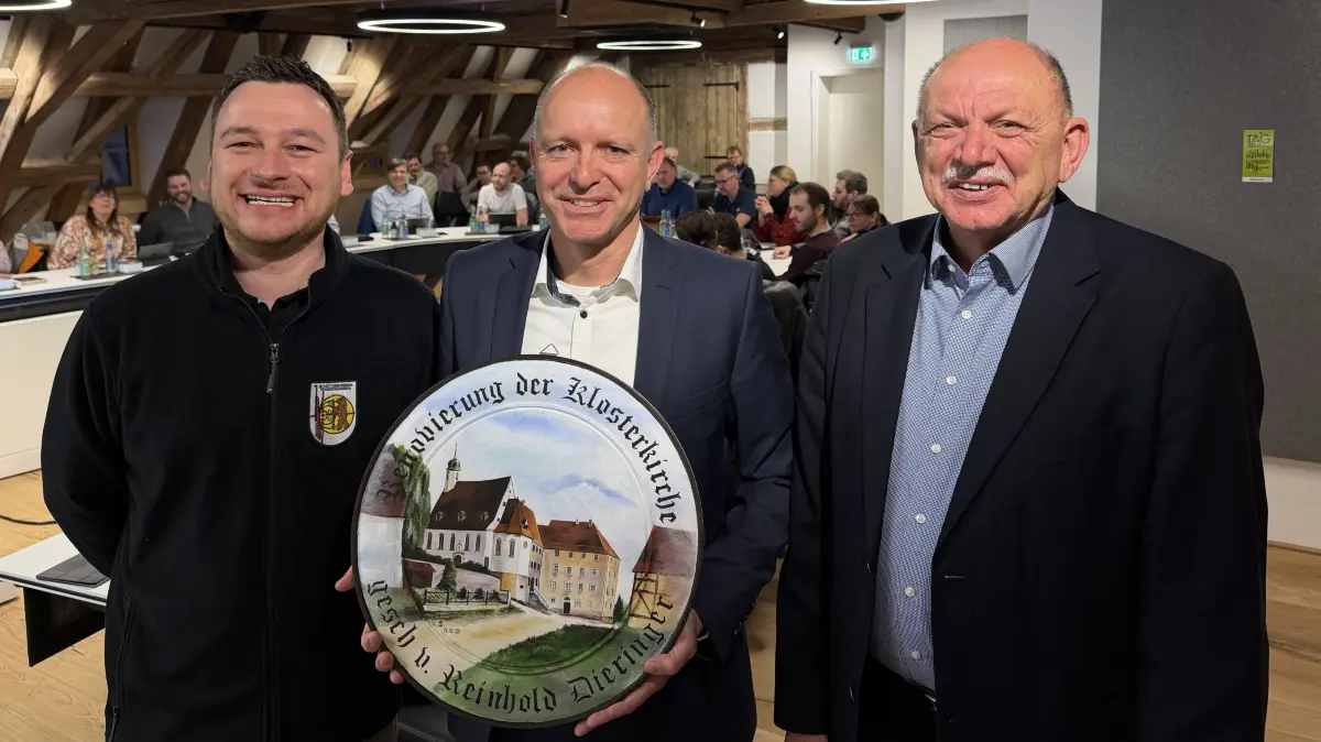 Für den Schützenverein hat Ralf Dieringer (links) die Ehrenscheibe an Rangendingens Bürgermeister Manfred Haug (Mitte) und Walter Heilig vom Förderverein Klosterkirche übergeben.