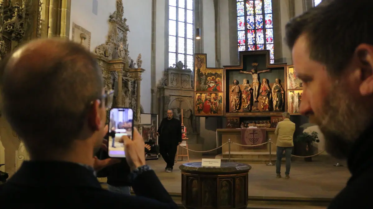 Urs Pospischiel (rechts) von der Firma Yona beschreibt Crailsheims Oberbürgermeister Dr. Christoph Grimmer die Möglichkeiten, die er im Rahmen einer Augumented-Reality-Tour durch die Johanneskirche nutzen kann.