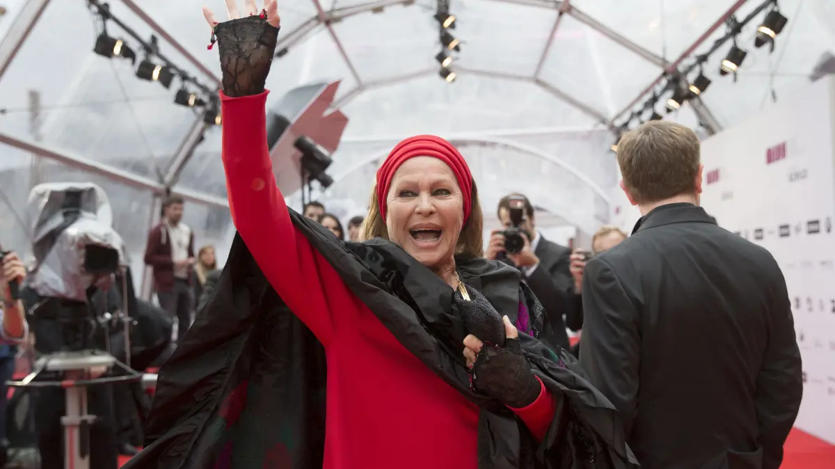 Die Schweizer Filmlegende Ursula Andress grüßt die Fans auf dem roten Teppich an der Wahlnacht zur Miss Schweiz 2014 auf dem Bundesplatz.