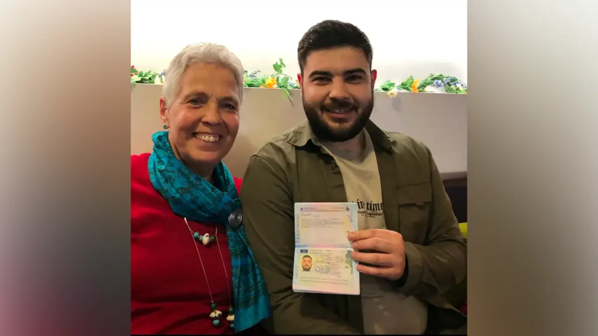 Glücklich mit Visum: Hussain Salan und seine Reisebegleiterin Christiane Gersdorf vom AK Asyl Hechingen.
