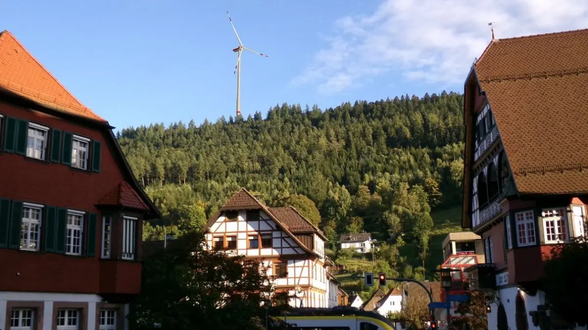 So wäre der Blick vom Alpirsbacher Marktplatz mit dem Windrad auf dem Reutiner Berg.