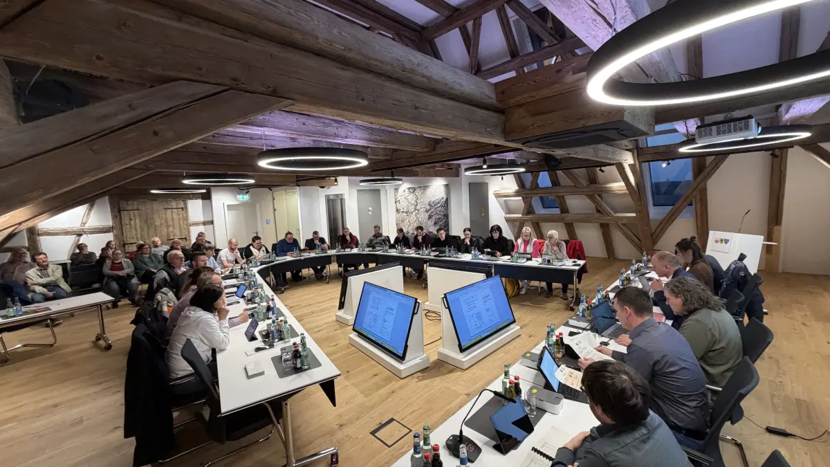 Premiere: Erstmals seit 2020 findet wieder eine Gemeinderatssitzung im neuen Saal des Rathauses statt.