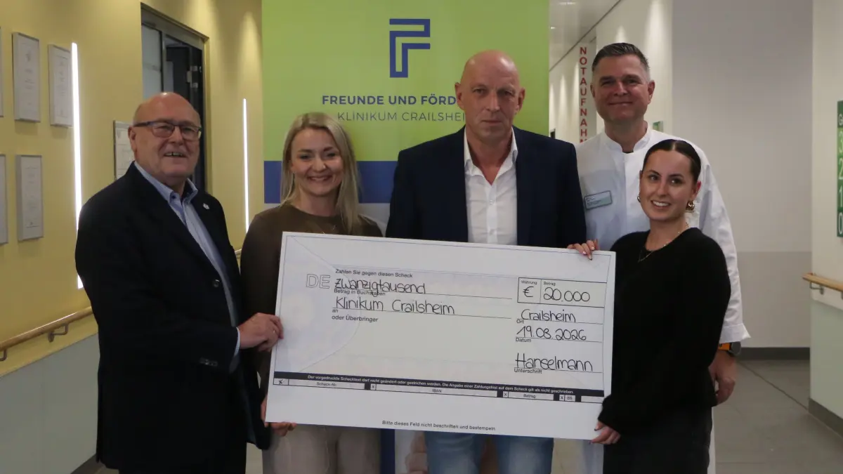 Bei der Scheckübergabe der Firma Hanselmann (von links): Werner Schmidt (Geschäftsführer Klinikum), Jana Hanselmann (Eventmanagerin), Friedrich Hanselmann (Geschäftsführer), Dr. med Jens Rossek (Chefarzt Orthopädie) und Leonie Käppllinger (Marketing).