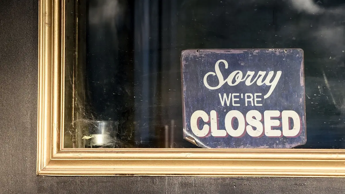 Gastronomie: ARCHIV - 08.11.2020, Berlin: An der Tür eines geschlossenen Restaurants hängt ein Schild mit der Aufschrift «Sorry we’re closed». (zu dpa: «So viele Gastronomie-Pleiten wie seit 2011 nicht») Foto: Kira Hofmann/dpa-Zentralbild/dpa +++ dpa-Bildfunk +++