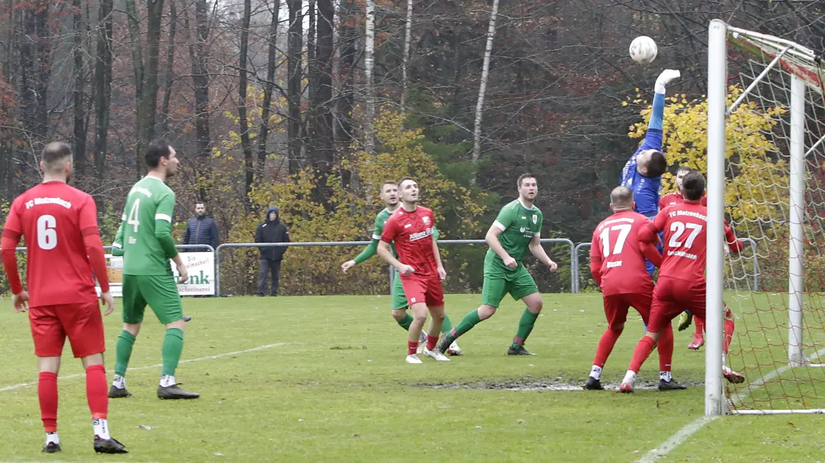 Florian Munz stand in dieser Saison dreimal im Tor des FC Matzenbach (rote Trikots): beim 2:1-Sieg gegen Hengstfeld (Spielszene), beim 3:2-Sieg in Gerabronn und bei der 0:4-Niederlage beim kommenden Gegner SSV Stimpfach. Stammtorwart Alessandro Heth hütete am vergangenen Sonntag beim 3:1-Sieg in Rot am See wieder das Matzenbacher Gehäuse.