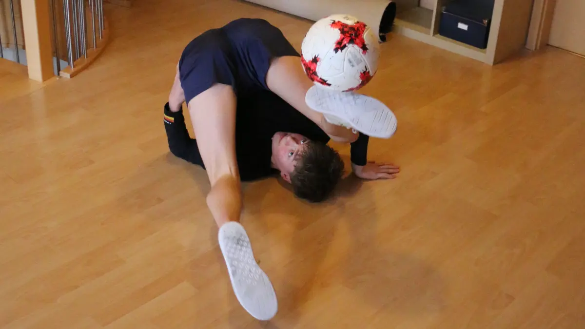 Fußball-Freestyler Felix Krämer bei einem Kunststück in seinem Elternhaus in Rot am See-Buch. Der 16-Jährige trainiert sieben Tage in der Woche, täglich bis zu drei Stunden.