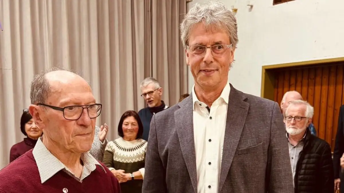 Bernhard Eisele (links) ist mit der Bürgermedaille geehrt worden.