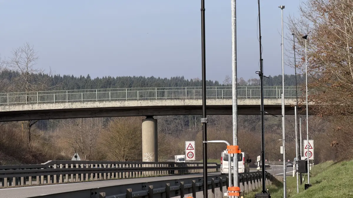Entlang der B27 bei Wesssingen lässt das Innenministerium des Landes Zähltechnik prüfen. Mit den Tests wird die Zählgenauigkeit ermittelt.