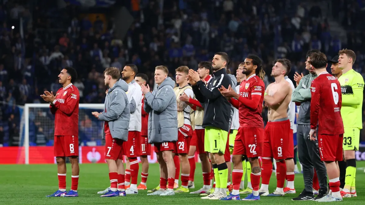 FC Porto - VfB Stuttgart: 19.03.2026, Portugal, Porto: Fußball, Männer: Europa League, FC Porto - VfB Stuttgart, K.o.-Runde, Achtelfinale, Rückspiele, Estadio do Dragao. Stuttgarter Spieler applaudieren den Fans. Das Spiel endete 2:0. Foto: Luis Vieira/AP/dpa +++ dpa-Bildfunk +++