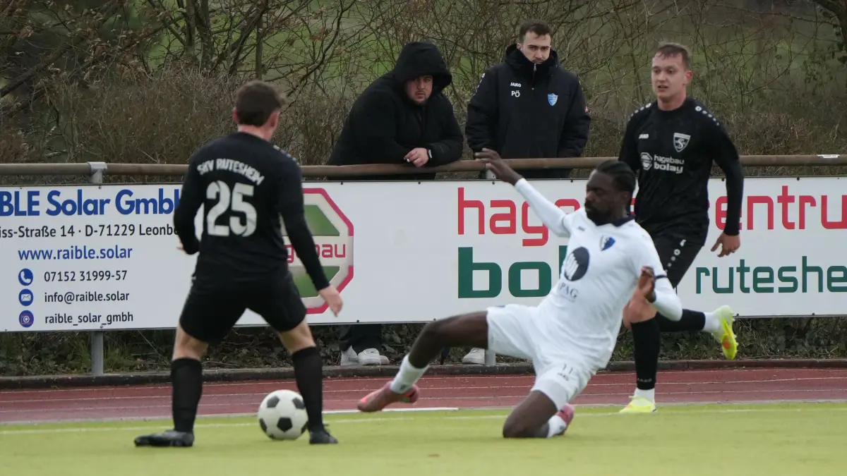 David Paulo (weißes Trikot) hängt sich im Spiel bei der SKV Rutesheim voll rein, aber die Spvgg Satteldorf hat trotzdem mit 1:2 das Nachsehen gegen den neuen Spitzenreiter der Landesliga 1. Das entscheidende Gegentor fällt weit in der Nachspielzeit.